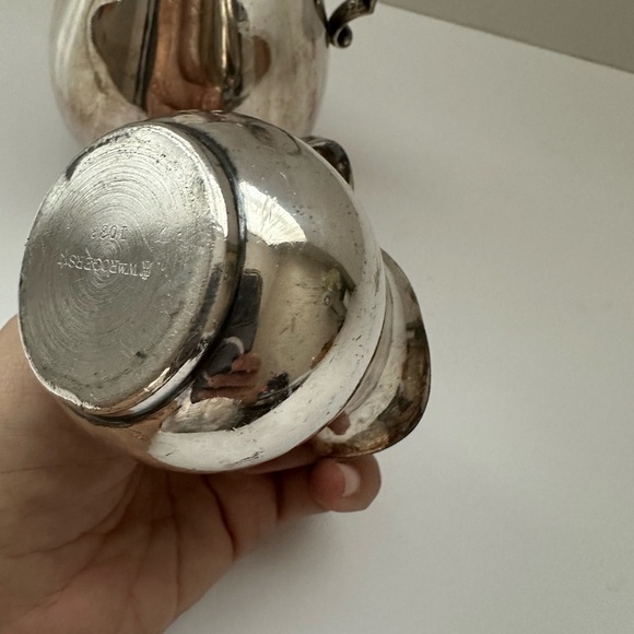 2 Vtg Wm Rogers 817 Silver Plate Footed Beverage Water Pitcher & Cream Pitcher - Picture 9 of 10